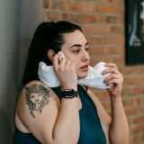 Exercice élévation latérale avec haltères pour les épaules