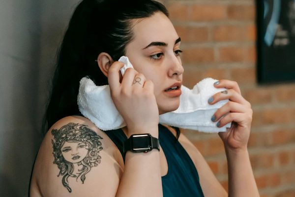 Élévation latérale : guide complet, technique et muscles sollicités