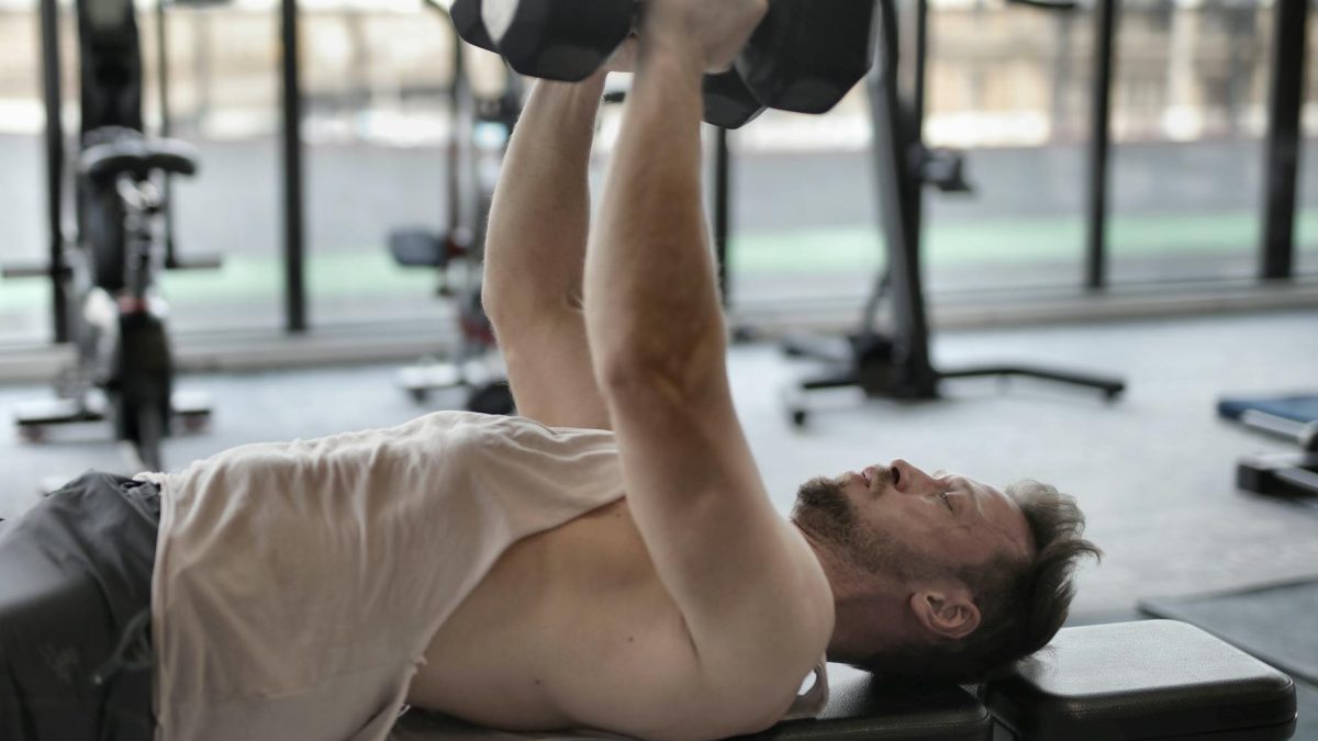 Pull over : guide complet, technique et muscles sollicités