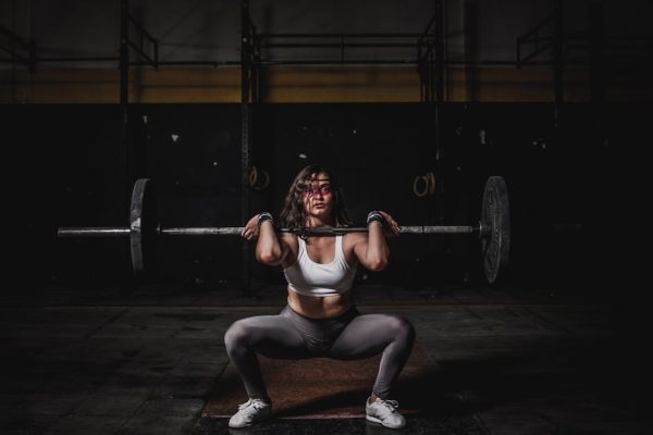 Femme faisant de la musculation en salle