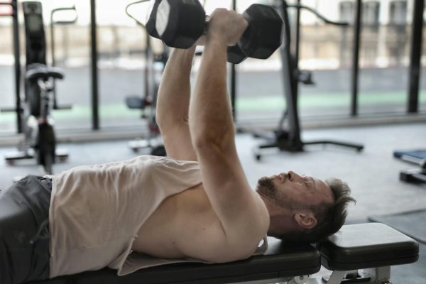 Pull over : guide complet, technique et muscles sollicités